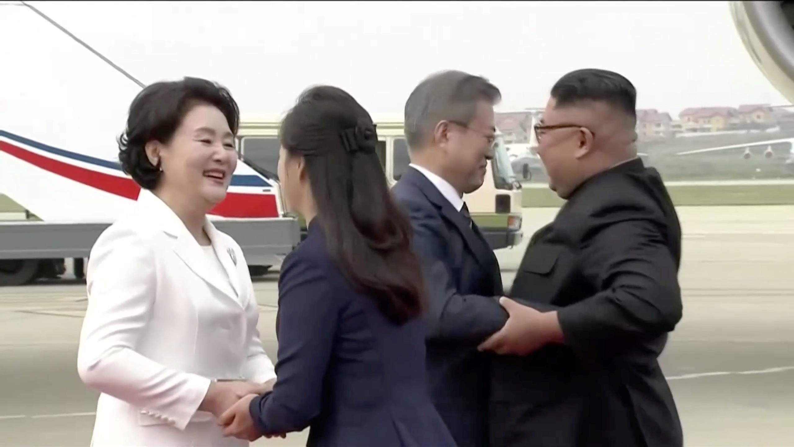 韩国总统文在寅抵达美国 向人群挥手致意