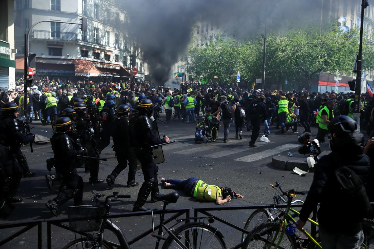 马克龙连任后，法国多地爆发抗议