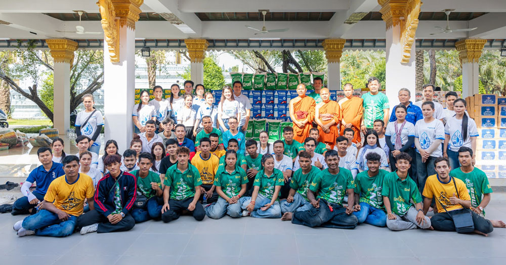 ក្រុមហ៊ុន «វឌ្ឍនៈ» នាំក្រុមកីឡាករគុនខ្មែរ និងបុគ្គលិកចូលរួមរៀបចំសម្ភារៈនៅវត្តគល់ទទឹង ដើម្បីបន្តជួយដល់វីរកងទ័ពនៅជួរមុខ និងបងប្អូនជនភៀសសឹក