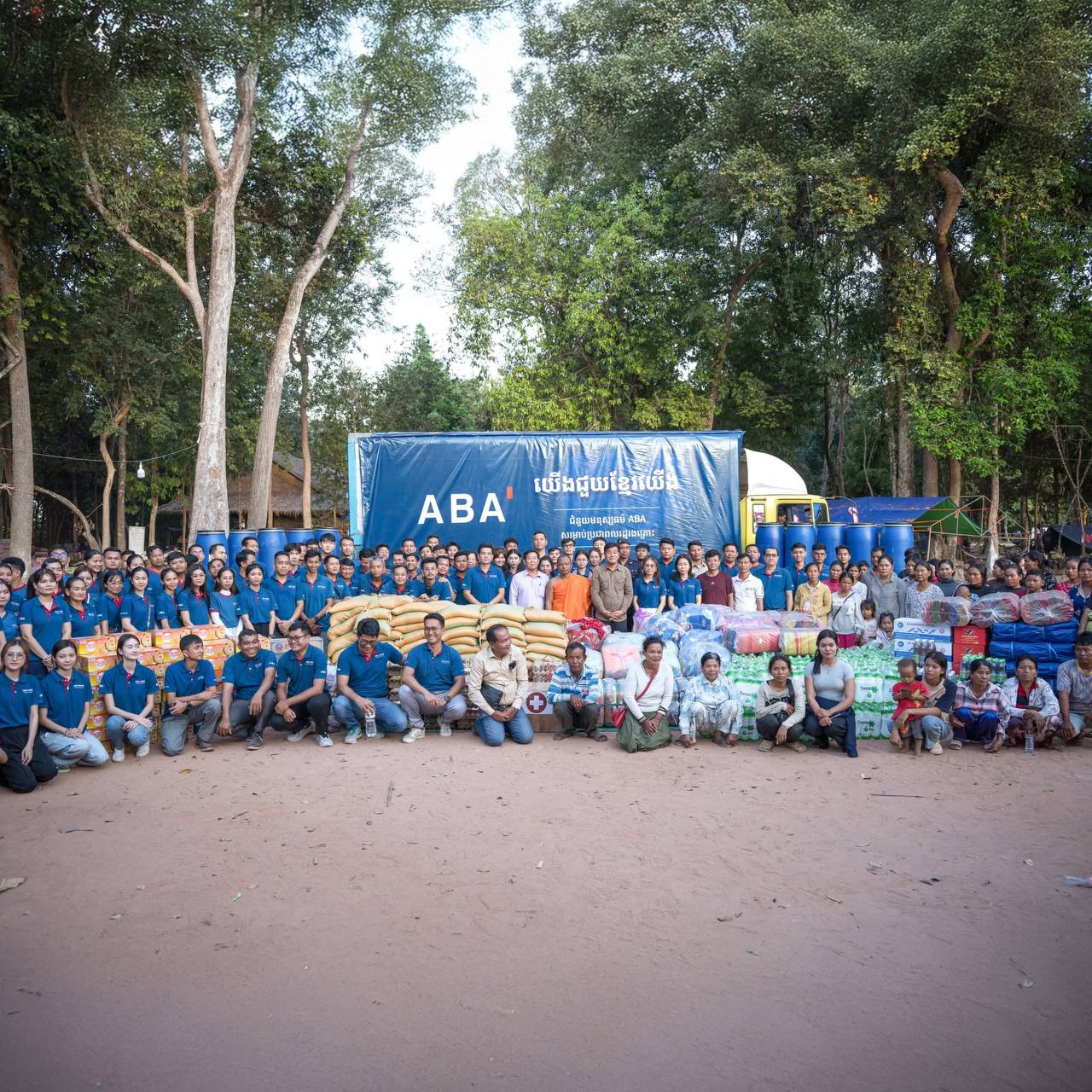 ក្រុមការងាររបស់ធនាគារ «ABA» នាំយកអំណោយ និងសម្ភារៈចំបាច់ជាច្រើន ទៅកាន់គោលដៅរៀងខ្លួនក្នុងខេត្តទាំង៦ ជូនដល់ជនភៀសសឹកផ្ទាល់