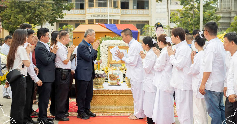 លោក វ៉ាត់ ចំរើន ដឹកនាំក្រុមកីឡាការ៉ាតេ គោរពវិញ្ញាណក្ខណ្ធ និងរំលែកមរណទុក្ខដ៏ក្រៀមក្រំបំផុតជាមួយក្រុមគ្រួសារវីរៈកងទ័ព ប៊ុង តុងធៀន