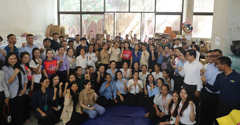 ក្រុមហ៊ុន សោម៉ា គ្រុប និងបុត្រសម្ព័ន្ធ ព្រមទាំងសប្បុរសជននានា ឧបត្ថម្ភថវិកា ១ម៉ឺន២ពាន់ដុល្លារ ពងមាន់សោម៉ា ហ្វាម ២ម៉ឺនគ្រាប់ ស្បៀងអាហារ និងសម្ភារនានា សម្រាប់ជួយដល់កងទ័ពជួរមុខកម្ពុជា និងជនភៀសសឹក តាមរយៈក្រសួងអធិការកិច្ច