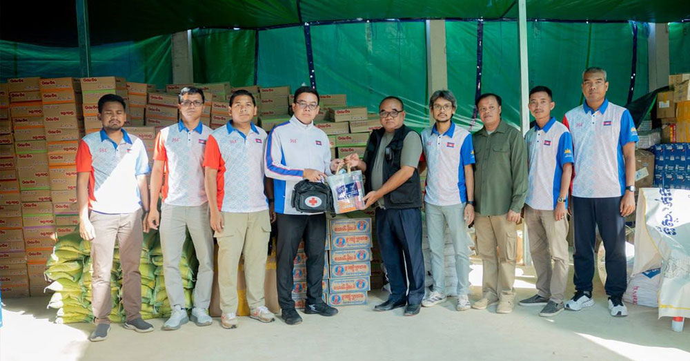 តំណាង NOCC នាំយកជំនួយមនុស្សធម៌ចលនាអូឡាំពិកអន្ដរជាតិ ប្រគល់ជូនរដ្ឋបាលខេត្តឧត្ដរមានជ័យ សម្រាប់ជួយជនភៀសសឹក