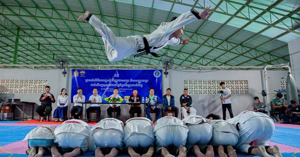 កីឡាករ-កីឡាការិនីហាប់គីដូ ២៥នាក់ ត្រូវបានដំឡើងកម្រិតខ្សែក្រវាត់លើកទឹកចិត្តដល់ការខំប្រឹងហ្វឹកហាត់កន្លះឆ្នាំ