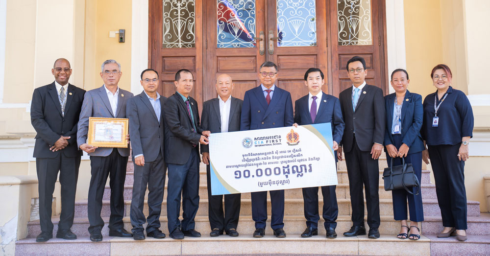 សាលាអន្តរជាតិ ស៊ី អាយ អេ ហ្វឺសត៍ បរិច្ចាគថវិកា ១ម៉ឺនដុល្លារ ដើម្បីទ្រទ្រង់ដល់លោកគ្រូ អ្នកគ្រូ បុគ្គលិកសិក្សា និងសិស្សភៀសសឹក ដែលរងផលប៉ះពាល់ដោយជម្លោះព្រំដែនកម្ពុជា-ថៃ