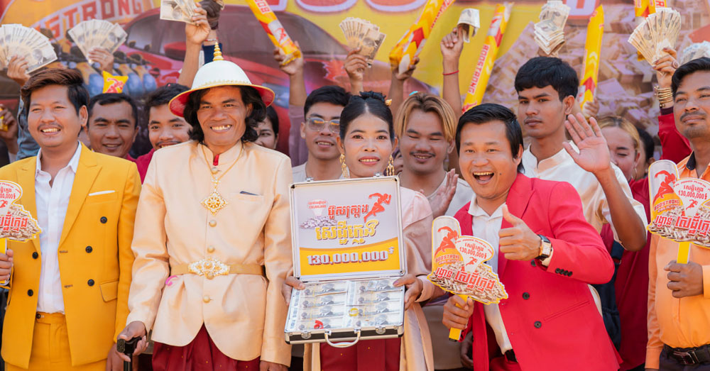 ខ្មាសគេមិនស្ទើរ! ក្រមុំចាស់ឈ្នះរង្វាន់សេដ្ឋីពីប៊ូសស្រ្តងភ្លាម នាយប៉ូយ ធ្វើរឿងមួយនេះភ្លែត! (Video inside)