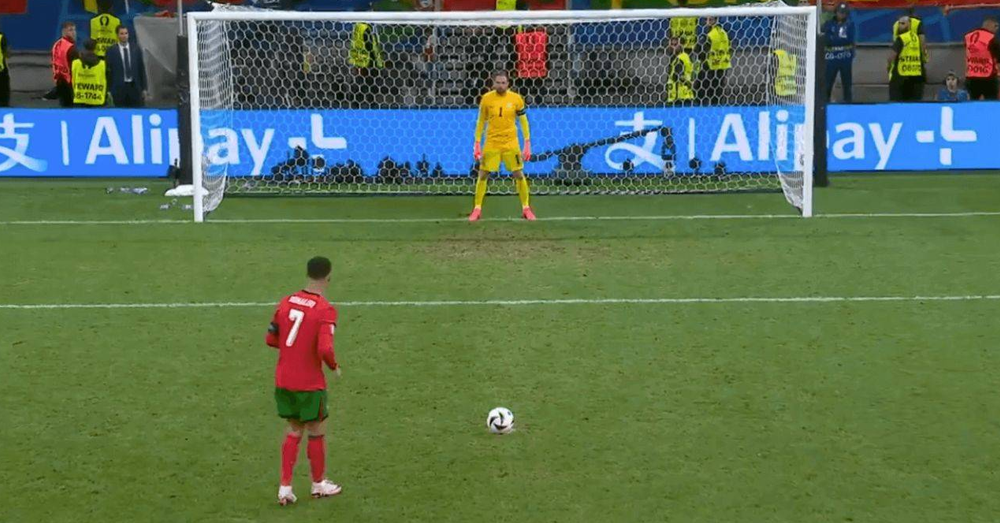 យល់ដឹងកីឡា៖ ភាពខុសប្លែកគ្នាបន្តិចបន្ទួច រវាងការទាត់បាល់ពិន័យប៉េណាល់ទី និងប៉េណាល់ទីកាត់សេចក្តី