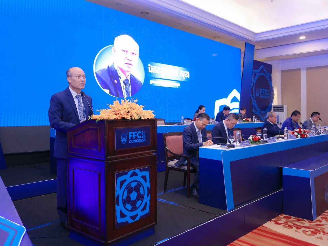 នាយឧត្តមសេនីយ៍ សៅ សុខា មានទាំងមោទនភាព និងសេចក្ដីអៀនខ្មាស់ ក្នុងការដឹកនាំសហព័ន្ធកីឡាបាល់ទាត់កម្ពុជា រយៈពេល ២០ឆ្នាំ