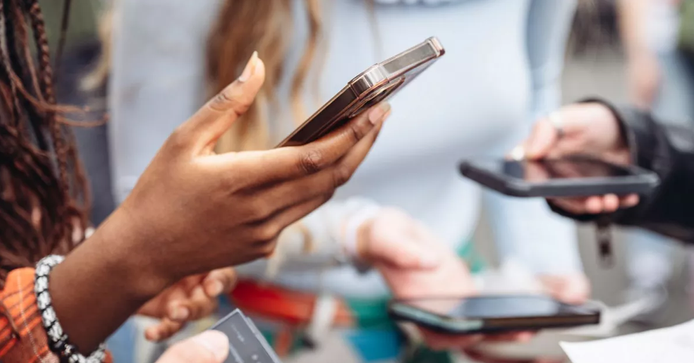 ប៉ូឡូញត្រៀមច្បាប់ថ្មី៖ ហាមក្មេងក្រោម ១៥ឆ្នាំ លេងបណ្ដាញសង្គម បើក្រុមហ៊ុនមិនព្រមស្កេនអាយុ នឹងត្រូវពិន័យធ្ងន់