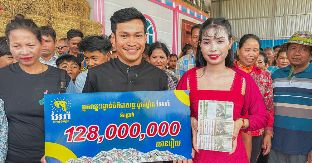 ទឹកប្រាក់រង្វាន់ ១២៨លានរៀល ពីភេសជ្ជៈប៉ូវកម្លាំង អៃរ៉ា បានបន្តទៅដល់ដៃកម្មការិនីរោងចក្រ នៅខេត្តកំពង់ស្ពឺ