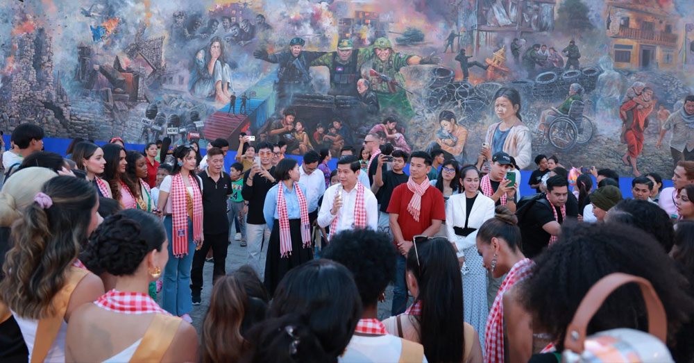 Miss Planet International 2025 មកពី ៣៥ប្រទេសជុំវិញវិញពិភពលោក​ ចុះមើលផ្ទាំងគំនូរដែលបង្ហាញពីស្លាកស្នាមនៃការឈឺរបស់ប្រជាជនកម្ពុជា ដោយសារសង្គ្រាមខ្មែរ-ថៃ