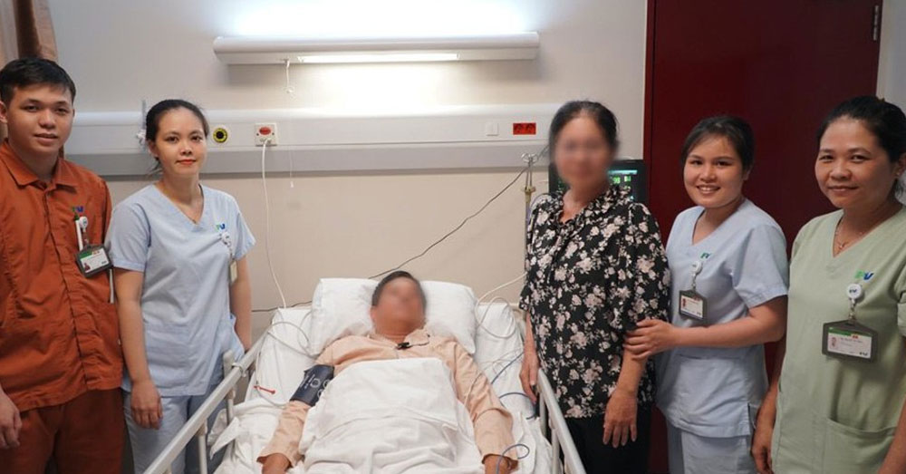 អ្នកជំងឺសរសៃឈាមខួរក្បាលធ្ងន់ធ្ងរ ត្រូវបានគ្រូពេទ្យ FV ជួយសង្គ្រោះទាន់ពេលវេលា តាមរយៈការ «បិទ» សរសៃឈាមខួរក្បាលដែលដាច់ធ្លាយ