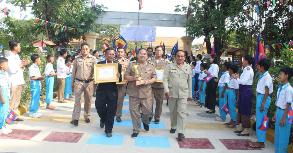 អាជ្ញាធស្រុកបូរីជលសារ ធ្វើពិធីដង្ហែពានរង្វាន់សាលាគំរូ សម្តេចបវរធិបតី ហ៊ុន ម៉ាណែត និងពានរង្វាន់ សម្តេចតេជោសែន សម្រាប់ជ័យលាភីគ្រូបង្រៀនល្អថ្នាក់ជាតិ