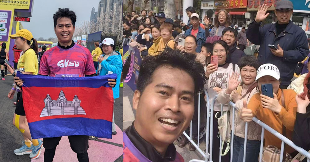 លោក សៀន សំរុង និស្សិតខ្មែរម្នាក់គត់ ដែលបាននាំយកទង់ជាតិកម្ពុជា បង្ហាញខ្លួនយ៉ាងមានមោទកភាព ក្នុងព្រឹត្តិការណ៍កីឡារត់ម៉ារ៉ាតុងដ៏ធំប្រចាំទីក្រុងវូហាន ចំណោមអ្នកចូលរួមរត់ ៣ម៉ឺននាក់