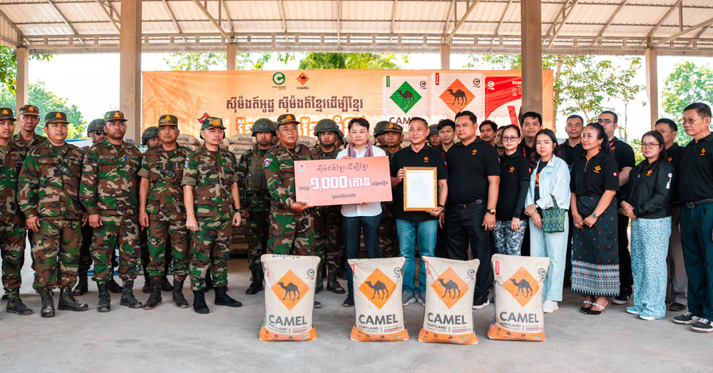 «គេបន្តឈ្លានពាន ស៊ីម៉ងត៍អូដ្ឋនៅតែបន្តជួយ» ជីប ម៉ុង ស៊ីម៉ងត៍អូដ្ឋ បន្តបេសកកម្មនាំយកស៊ីម៉ងត៍អូដ្ឋ ១,០០០ តោនបន្ថែមទៀត ទៅកាន់សមរភូមិជួរមុខ ដើម្បីកសាងបន្ទាយការពារជាតិដ៏រឹងមាំ