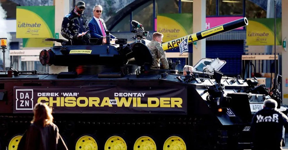 ដល់ក! កីឡាករប្រដាល់ Chisora ជិះសុទ្ធតែរថពាសដែកមកធ្វើសន្និសីទ មុនប៉ះ Wilder ស្អែកនេះ