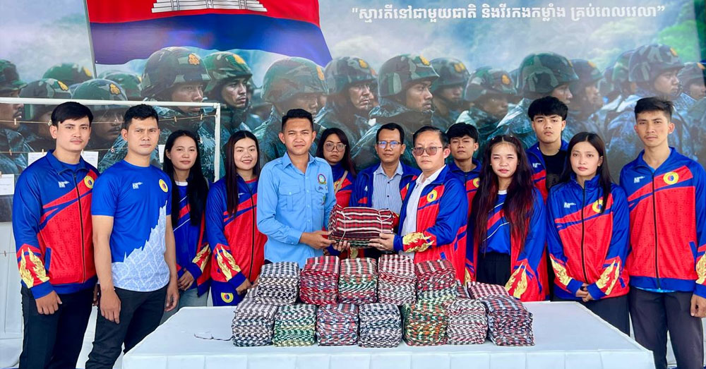 ក្រុមកីឡាវ៉ូវីណាម ចូលរួមគាំទ្រយុទ្ធនាការ «១ម៉ឺនក្រមា និងបណ្ណជូនពរ ដើម្បីវីរៈកងកម្លាំងជួរមុខ»