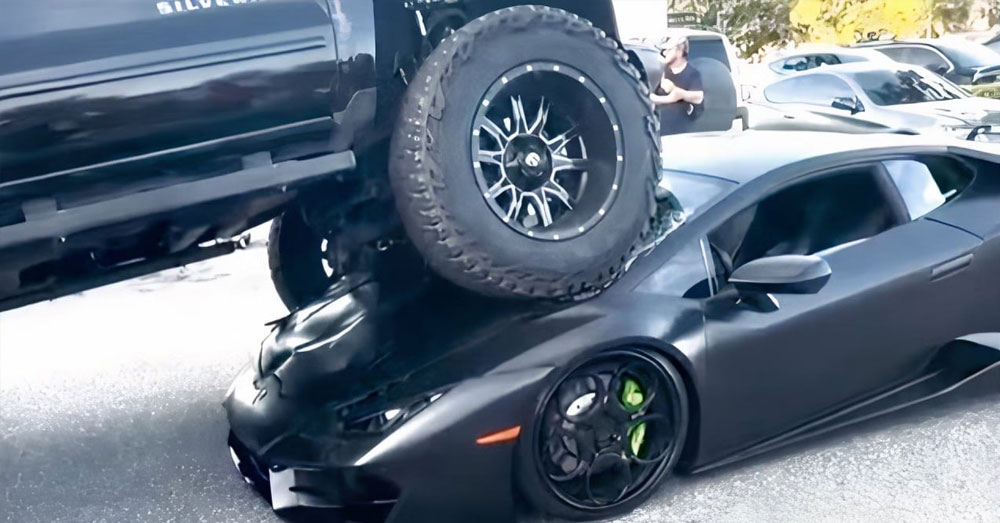 រថយន្តស៊េរីទំនើប Lamborghini តម្លៃរាប់សែនដុល្លារ ត្រូវរថយន្ត Truck បើកកិនពីលើនៅ Florida