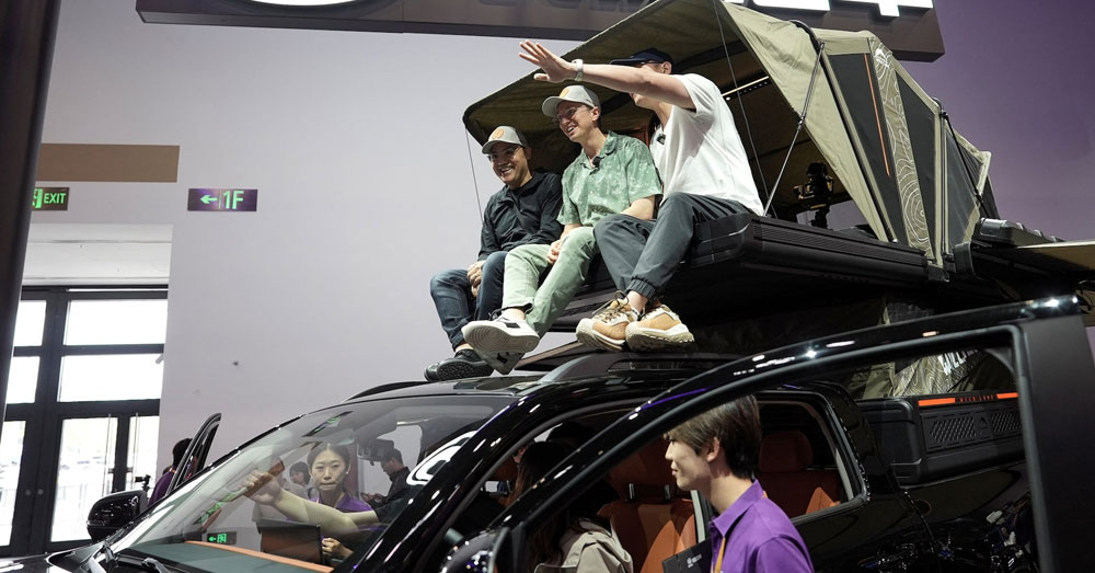 ពិភពលោកភ្ញាក់ផ្អើលនឹងបច្ចេកវិទ្យារថយន្តអគ្គិសនីចិន៖ ទំនើបដូចយានអវកាស តម្លៃទាបគួរឱ្យចង់ទិញ ប៉ុន្តែទីផ្សារអាមេរិកនៅតែជារបាំង