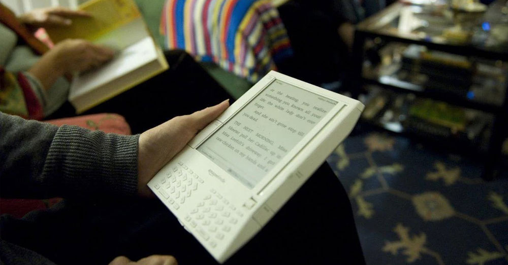 Amazon បញ្ឈប់ការគាំទ្រ Kindle ជំនាន់ចាស់ ខណៈអ្នកប្រើប្រាស់ខ្លះសុខចិត្តកែច្នៃដើម្បីបន្តប្រើប្រាស់