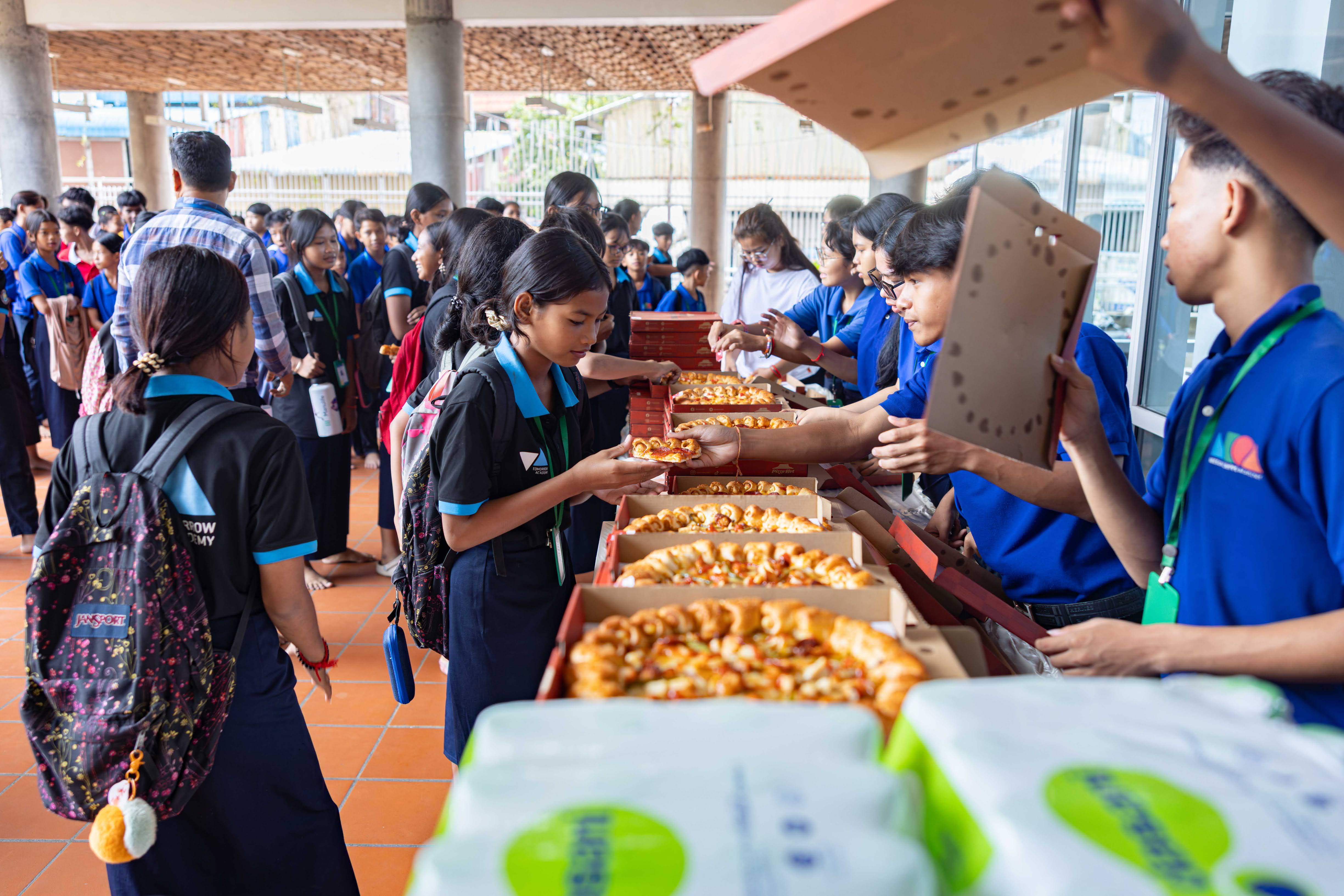 ក្រុមហ៊ុន Pizza Hut កម្ពុជា បើកសម្ពោធភីហ្សាថ្មី «ហាត់បាល់បង្គាភីហ្សា(HUT Shrimp Ball Pizza)» នៅថ្ងៃទី 1 មិថុនា ព្រមទាំងយុទ្ធនាការបរិច្ចាគទឹកប្រាក់ 1,000៛ ក្នុងមួយភីហ្សា  ដល់មូលនិធិកុមារកម្ពុជា (CCF)