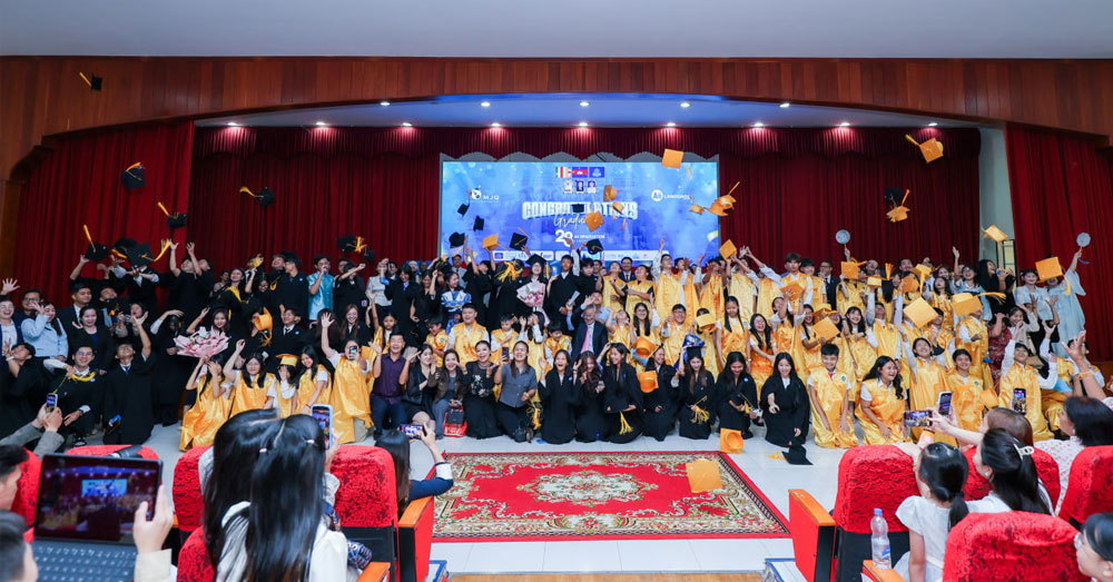 មជ្ឈមណ្ឌលភាសា អេ អាយ អាយ សាទរពិធីបញ្ចប់ការសិក្សា លើកទី២៨ លើកទឹកចិត្តសិស្សបញ្ចប់ការសិក្សា ឱ្យឈោងចាប់ឱកាសគ្មានដែនកំណត់