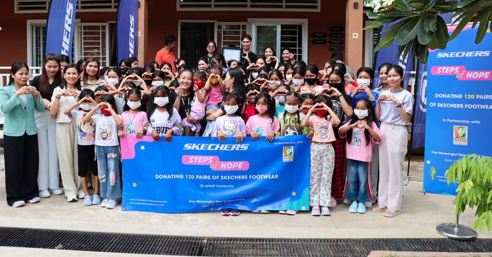 «Skechers Steps of Hope» នាំយកស្នាមញញឹម និងក្តីសង្ឃឹមដល់នារី និងកុមារី តាមរយៈការបរិច្ចាគស្បែកជើង Skechers ចំនួន១២០ គូ ជូន AFESIP Cambodia