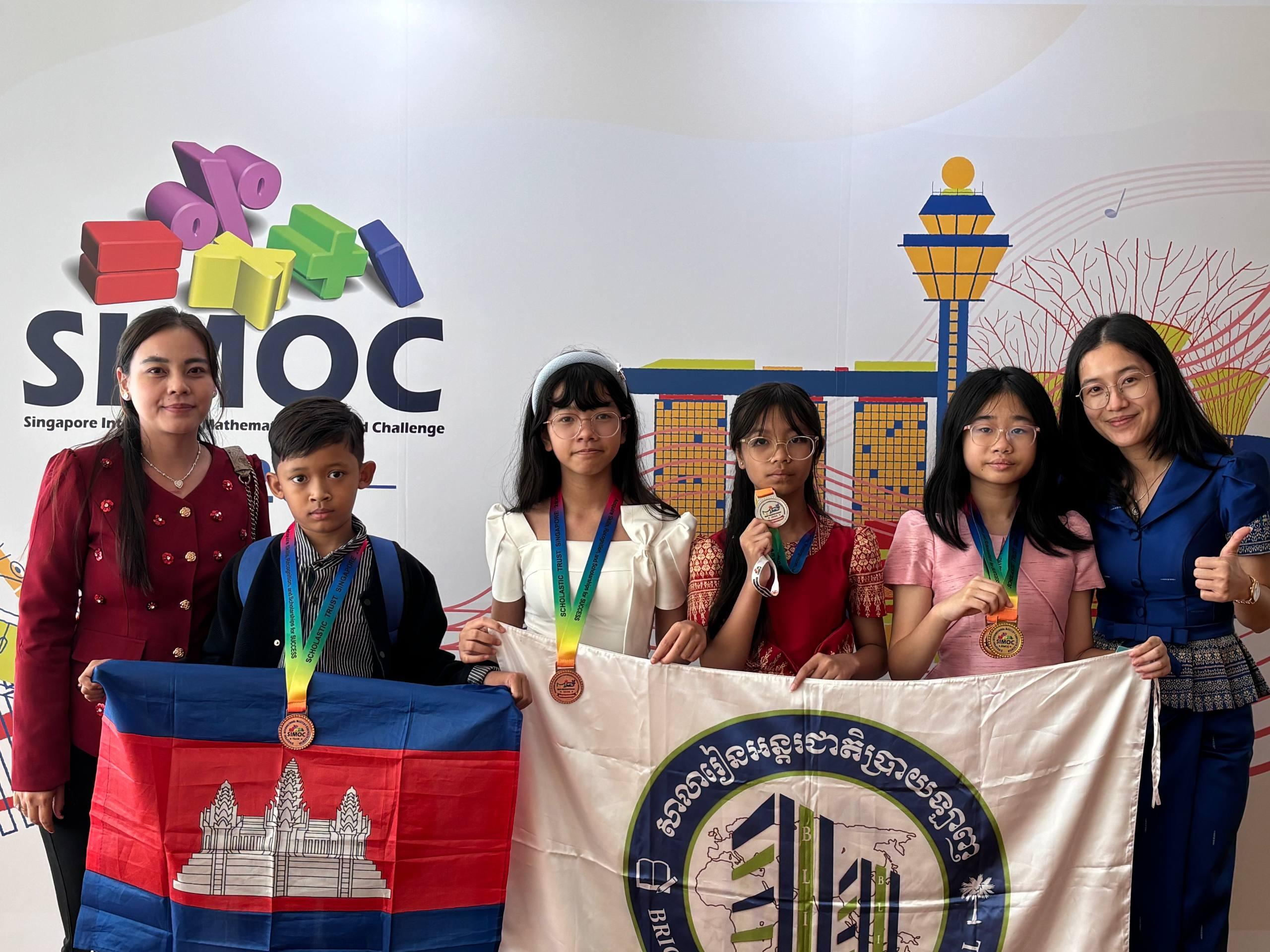 សិស្សសាលាអន្តរជាតិប្រាយឡាញ ៣រូប ដណ្ដើមបានមេដាយ ៤ ពីការប្រកួតគណិតវិទ្យាអូឡាំព្យារសិង្ហបុរី (Video inside)