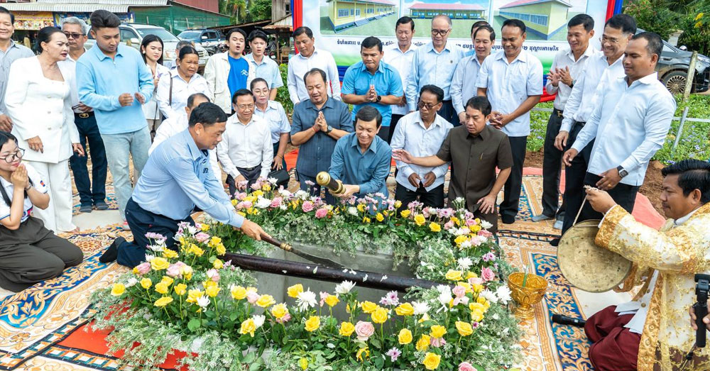 អង្គរមីល រៀបចំពិធីបញ្ចុះបឋមសិលា និងបើកការដ្ឋានសាងសង់អគារសិក្សា ១ខ្នង ៥បន្ទប់ ជូនដល់សាលាបឋមសិក្សាគ្រញូង ក្នុងខេត្តត្បូងឃ្មុំ ដើម្បីអបអរខួប ១០ឆ្នាំ អង្គរមីលមានវត្តមាននៅកម្ពុជា!
