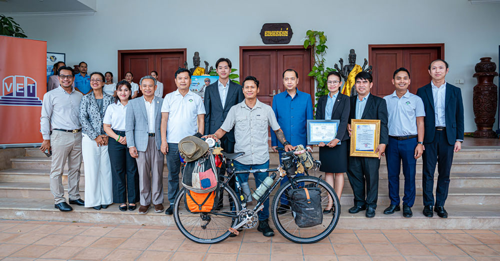 ប្រកាសបិទជាផ្លូវការ! បេសកកម្មជិះកង់ដើម្បីកុមារកម្ពុជារបស់លោក ទីវ តារារិទ្ធិ បានបញ្ចប់ទៅដោយជោគជ័យ ក្រោយការឧបត្ថម្ភបង្គ្រប់ចុងក្រោយពីក្រុមហ៊ុន ខ្មែរ ប៊ែវើរីជីស