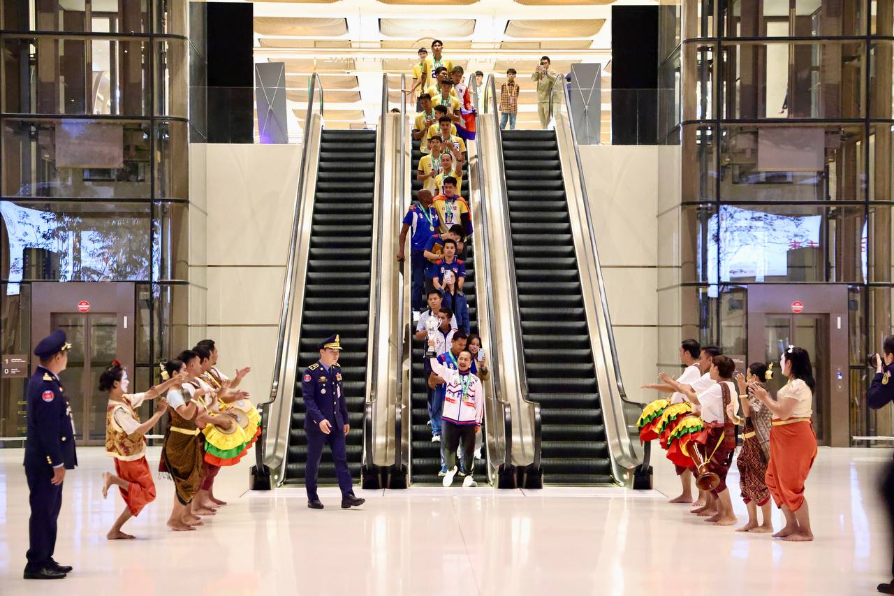 «វើក» រៀបចំក្បួនដង្ហែដ៏អធិកអធម ...