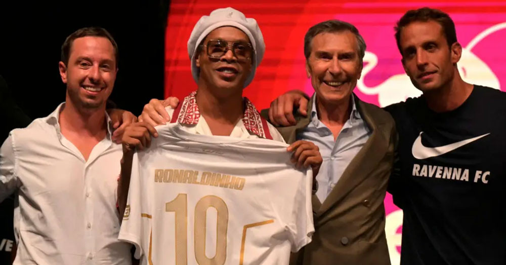 Ronaldinho សំឡឹងរកបានគ្រាប់បាល់ទី៣០០ នៅពេលត្រឡប់មកលេងបាល់វិញ ក្នុងវ័យ ៤៦ឆ្នាំ