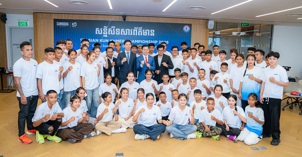 បណ្តុះថ្នាលគុនខ្មែរលើឆាកអន្តរជាតិ! ទឹកពិសាកម្ពុជា ឧបត្ថម្ភទាំងស្រុងលើដំណើរបញ្ជូនកីឡាករថ្នាល ព្រមទាំងគ្រូបង្វឹកជាង ១០០នាក់ ទៅប្រកួតនៅប្រទេសវៀតណាម