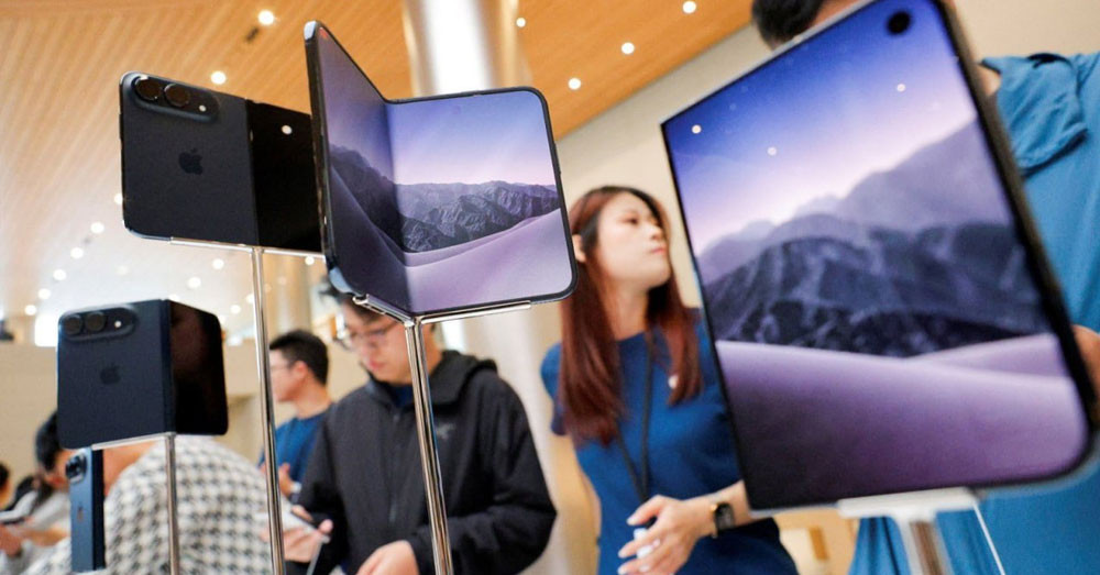 ទូរសព្ទបត់ដំបូង iPhone Duo របស់ Apple ចេញលក់ផ្លូវការក្នុងតម្លៃ ២,០០០ ដុល្លារ ដោយមានចំនួនកំណត់លើទីផ្សារ