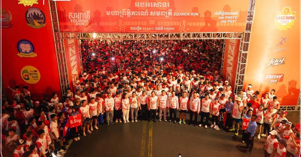 កក្រើកទឹកដីអង្គរ! មនុស្សជាង ១ម៉ឺននាក់ រត់កាត់អ័ព្ទទាំងព្រឹកព្រលឹម ទៅទទួលមួកស្លឹកត្នោត គយគន់ថ្ងៃរះចំកំពូលប្រាសាទអង្គរវត្ត