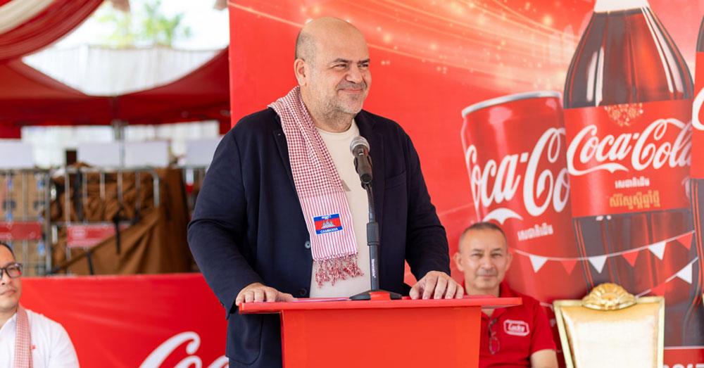 កូកា-កូឡា ជួយឱ្យគ្រួសារជួបការលំបាកជាង ២០០០គ្រួសារ អាច «ដើរផ្សារមិនអស់លុយ» ក្នុងឱកាសបុណ្យចូលឆ្នាំខ្មែរ ឆ្នាំ២០២៦