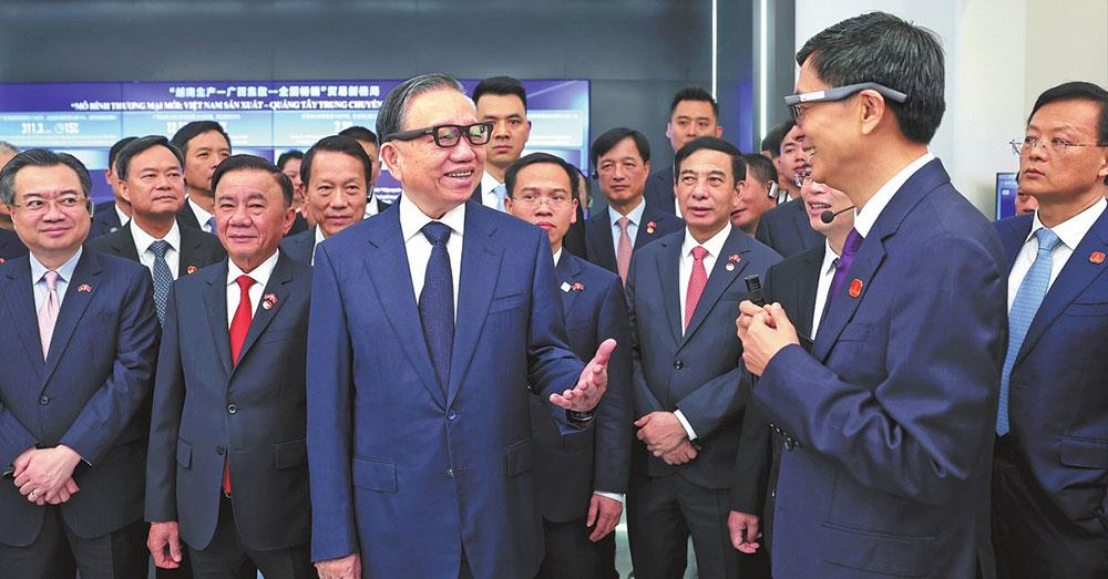 ប្រធានរដ្ឋវៀតណាមលោក To Lam  សាកល្បងវ៉ែនតាបកប្រែភាសាភ្លាមៗរបស់ចិន នៅទីក្រុងណាននីង