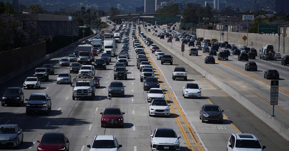 យុគសម័យថ្មី! រដ្ឋកាលីហ្វ័រញ៉ា បើកភ្លើងខៀវឱ្យឡានដឹកទំនិញគ្មានមនុស្សបើក ធ្វើចរាចរណ៍លើដងផ្លូវ