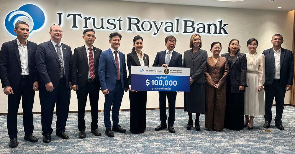 «សមាគមសិល្បករខ្មែរ» ទទួលបានថវិកាមូលនិធិ ១០ម៉ឺនដុល្លារ ពីធនាគារ «J Trust Royal Bank» ដើម្បីរួមចំណែកអភិរក្ស និងលើកកម្ពស់សិល្បៈវប្បធម៌ជាតិ